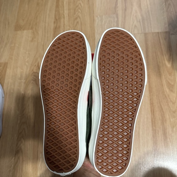 Vans low top / size 9.5 / Forest Green / new no box. - Picture 2 of 5